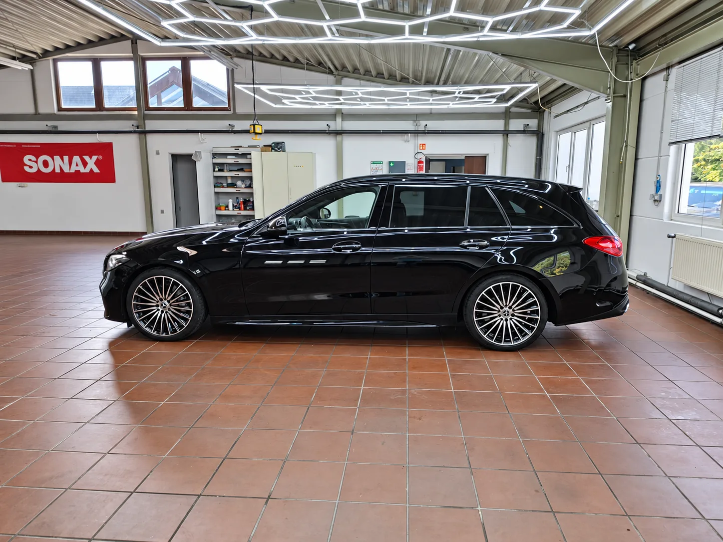 Aufbereiteter Mercedes in vollständiger Seitenansicht